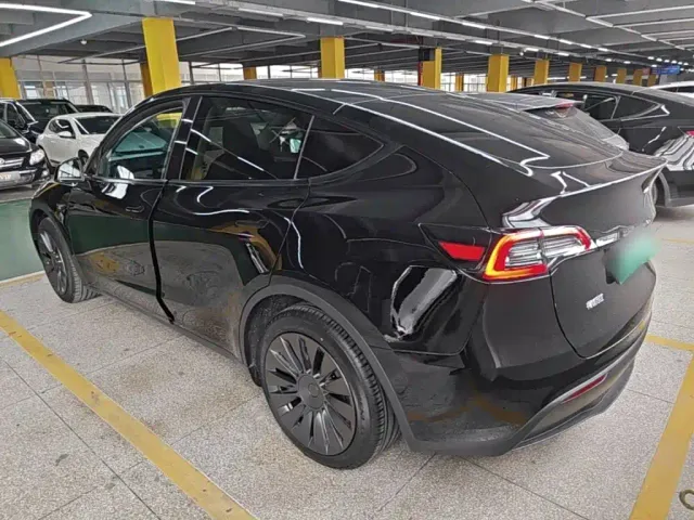 Tesla Model Y — Фото автомобиля 4