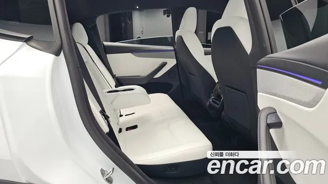Tesla Model Y — Фото автомобиля 17