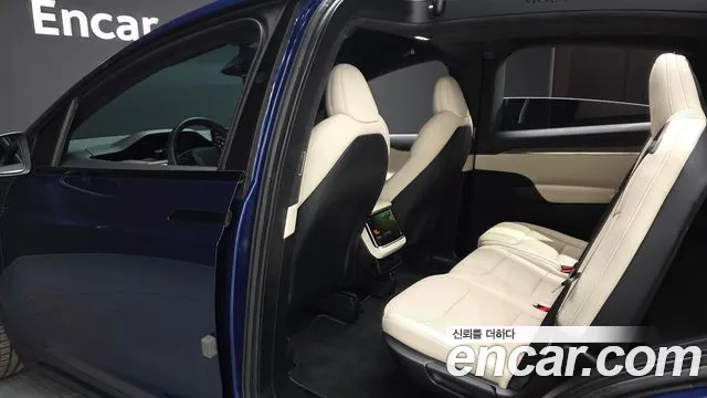 Tesla Model X — Фото автомобиля 16