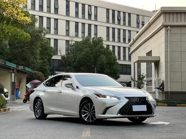 Lexus ES — Фото автомобиля 3