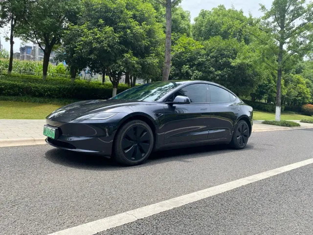 Фотография автомобиля — Tesla Model 3