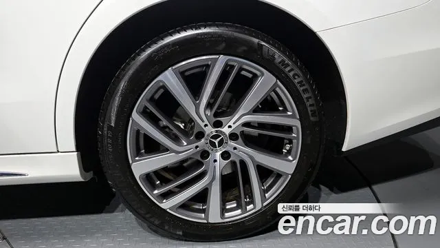 Mercedes-Benz E-Class — Фото автомобиля 20
