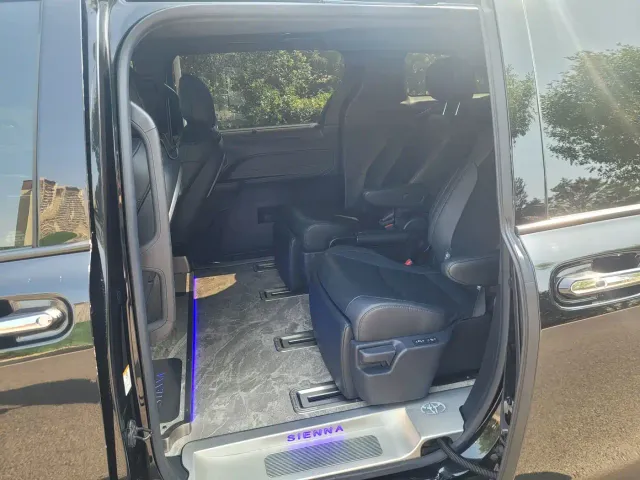Toyota Toyota Sienna 2023 2.5L Hybrid Premium Edition — Фото автомобиля 7