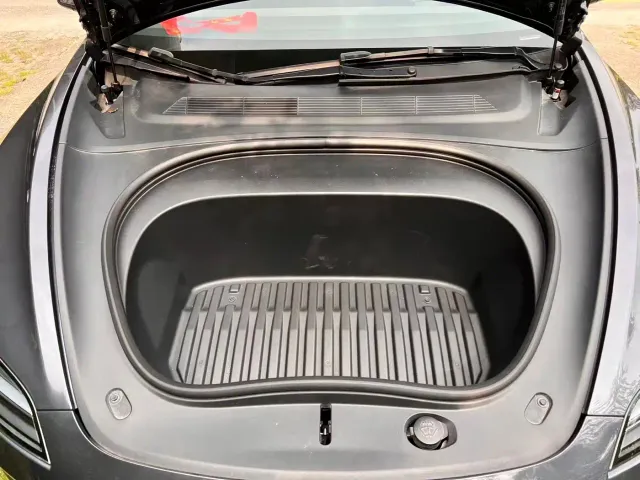 Tesla Model 3 — Фото автомобиля 16