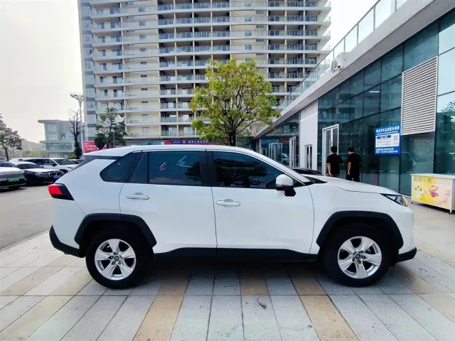 Toyota RAV4 — Фото автомобиля 3