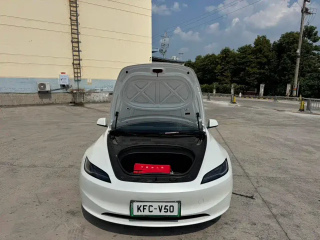 Tesla Model 3 — Фото автомобиля 20