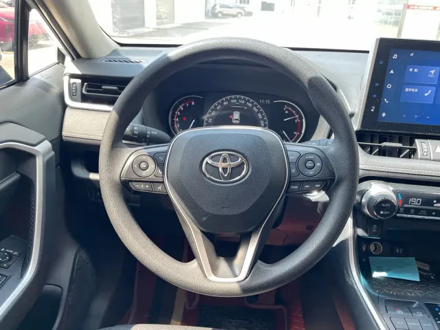 Toyota RAV4 — Фото автомобиля 10