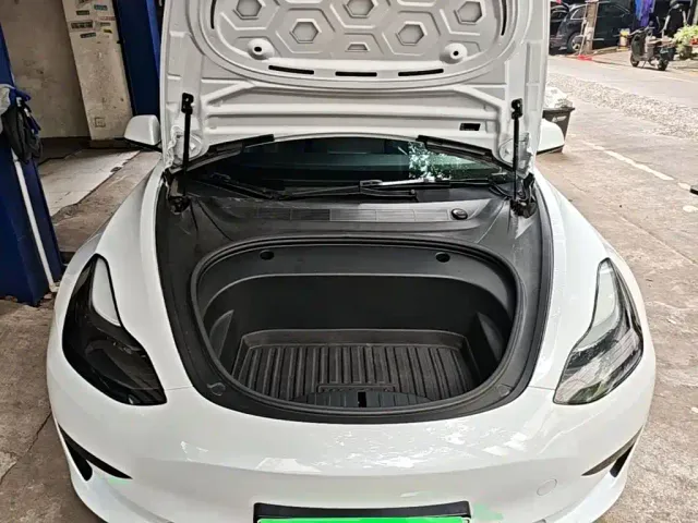 Tesla Model 3 — Фото автомобиля 19