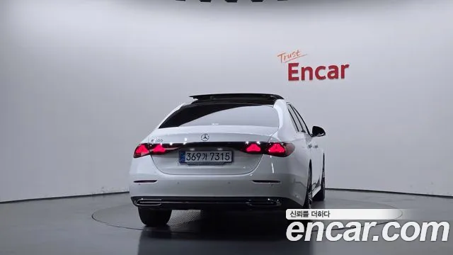 Mercedes-Benz E-Class — Фото автомобиля 4