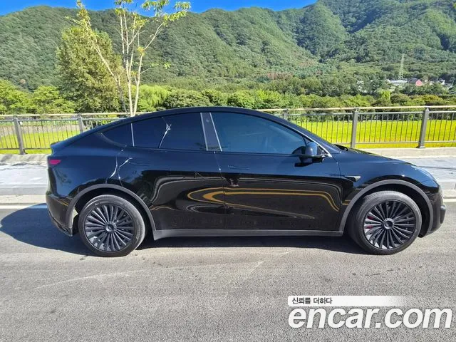 Tesla Model Y — Фото автомобиля 11