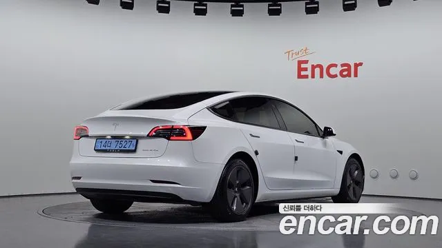 Tesla Model 3 — Фото автомобиля 2