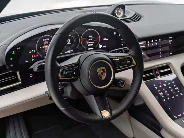 Porsche Taycan — Фото автомобиля 17