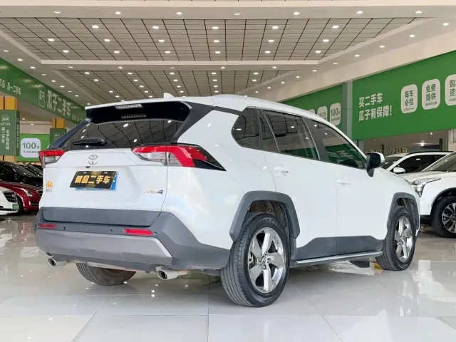 Toyota RAV4 — Фото автомобиля 4