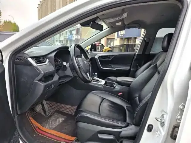 Toyota RAV4 — Фото автомобиля 4