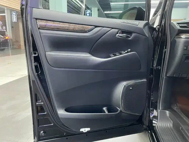 Toyota Vellfire — Фото автомобиля 14