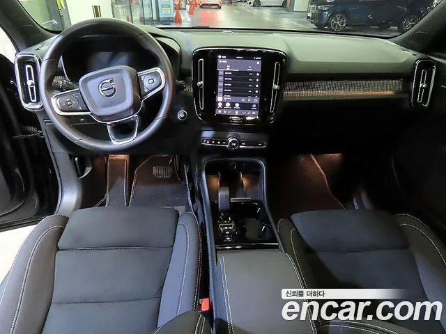 Вольво XC40 — Фото автомобиля 10