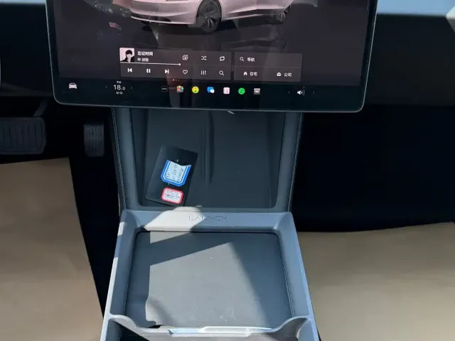 Tesla Model 3 — Фото автомобиля 10