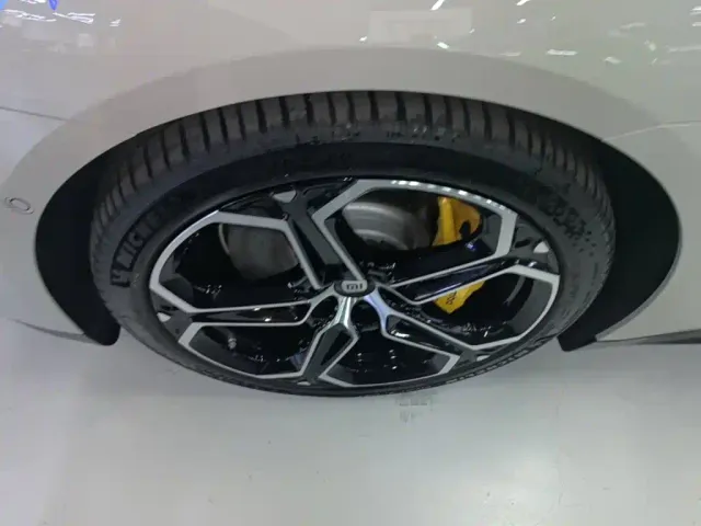 Xiaomi SU7 — Фото автомобиля 22