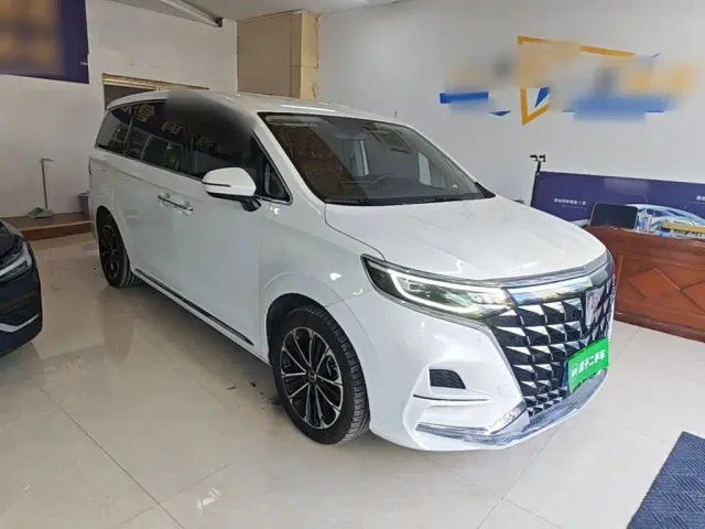 Roewe iMAX8 — Фото автомобиля 3