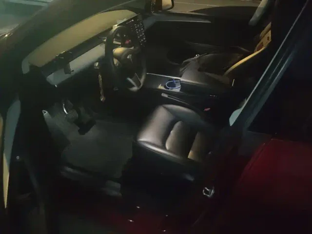 Tesla Model Y — Фото автомобиля 16