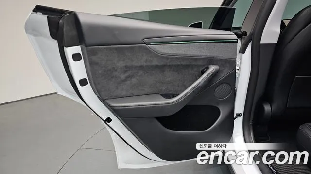 Tesla Model Y — Фото автомобиля 21