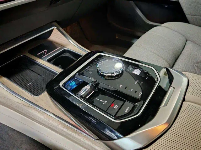 BMW i7 — Фото автомобиля 14