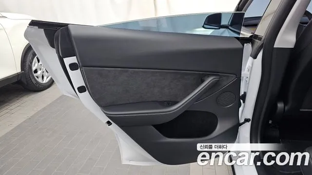 Tesla Model Y — Фото автомобиля 14