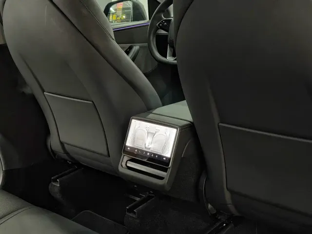 Tesla Model Y — Фото автомобиля 12
