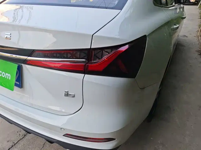Roewe i5 — Фото автомобиля 7
