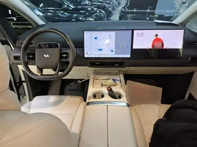 Li Auto MEGA — Фото автомобиля 9