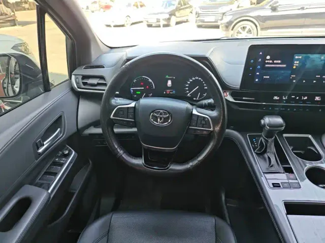 Toyota Sienna — Фото автомобиля 10