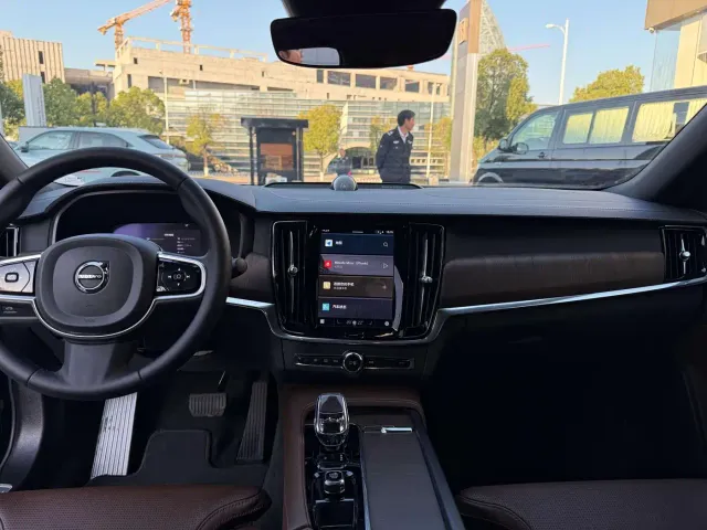 Volvo S90 — Фото автомобиля 10
