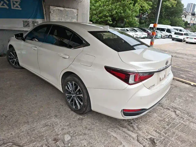 Lexus ES — Фото автомобиля 5