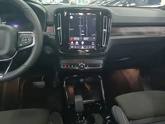 Volvo XC40 — Фото автомобиля 12