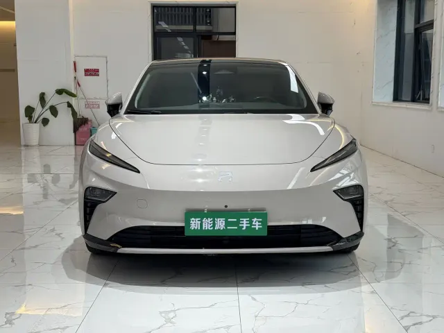 Roewe Rising Auto F7 2023 Advanced Edition — Фото автомобиля 3