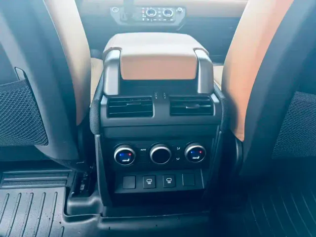 Land Rover Defender — Фото автомобиля 12