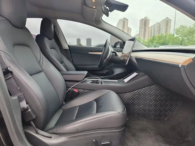 Tesla Model 3 — Фото автомобиля 16