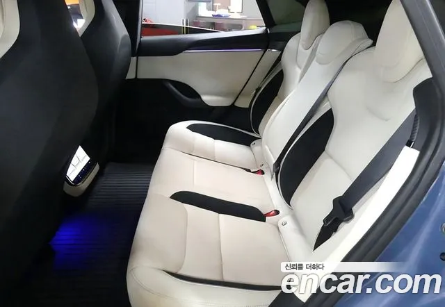 Tesla Model S — Фото автомобиля 11
