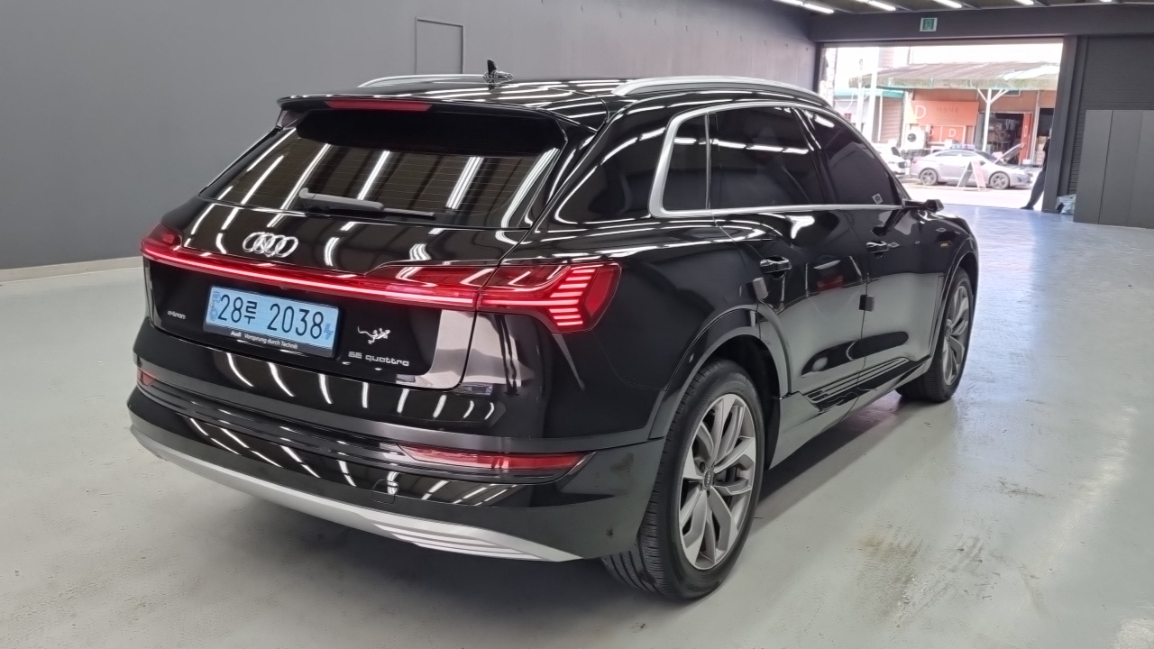 Audi e-tron — Фото автомобиля 2