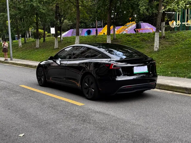 Tesla Model 3 — Фото автомобиля 8