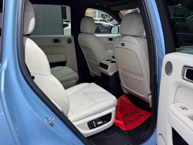 Li Auto L8 — Фото автомобиля 17
