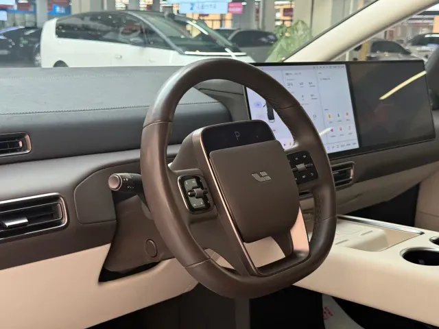 Li Auto MEGA — Фото автомобиля 18