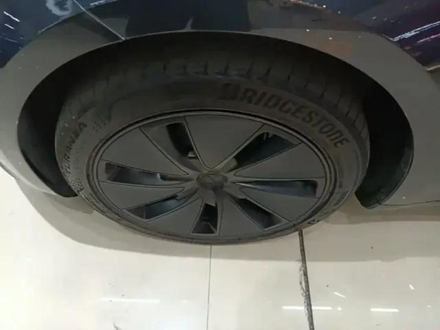 Tesla Model 3 — Фото автомобиля 22