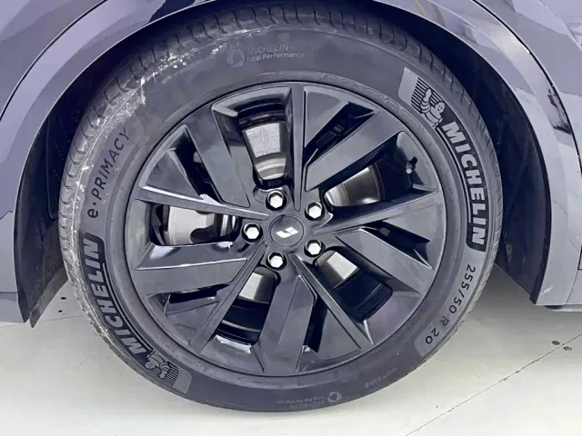 Li Auto L8 — Фото автомобиля 11