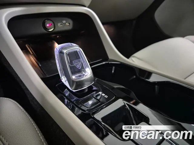 Volvo XC40 — Фото автомобиля 12