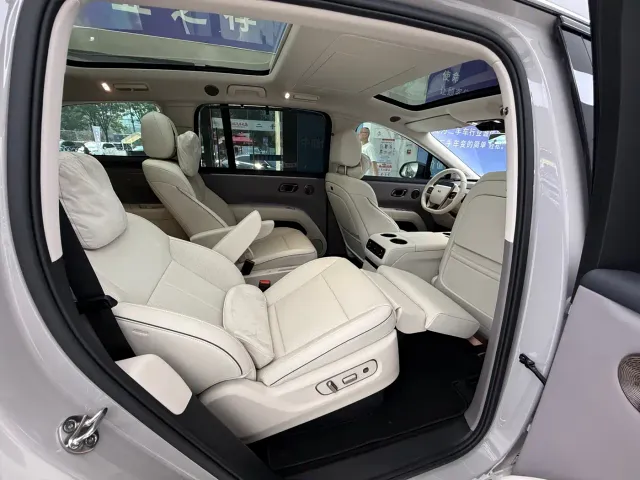 Li Auto i8 — Фото автомобиля 23