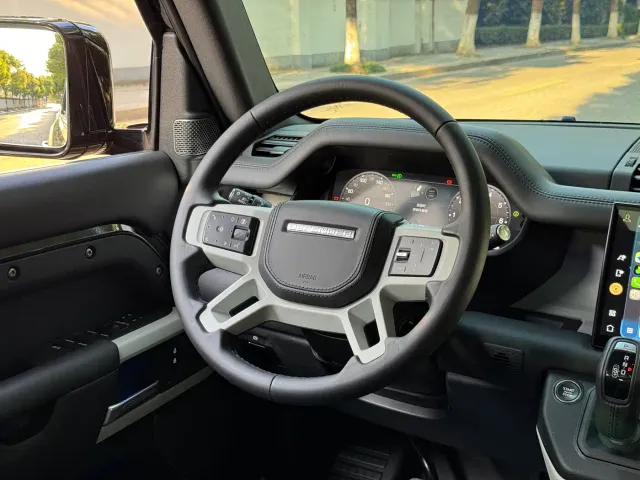 Land Rover Defender — Фото автомобиля 13