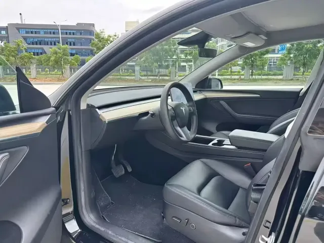 Tesla Model Y — Фото автомобиля 4