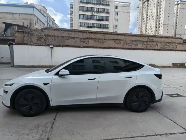 Tesla Model Y — Фото автомобиля 13