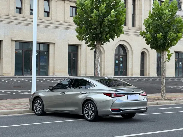 Lexus ES — Фото автомобиля 14